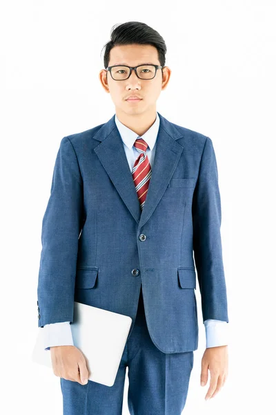 Jovem Asiático Empresário Retrato Terno Usar Óculos Segurando Laptop Sobre — Fotografia de Stock