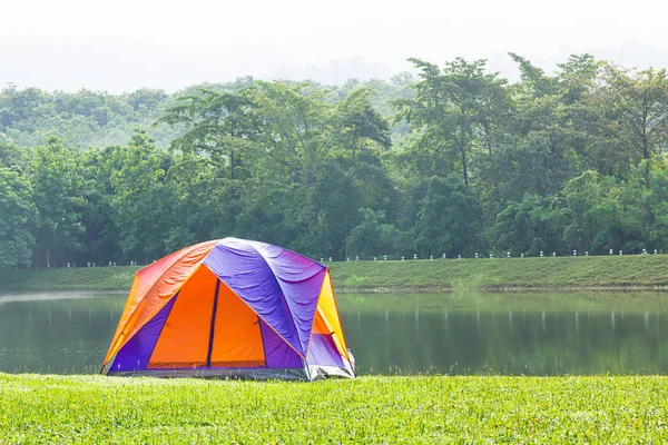 Tenda Cúpula Turística Acampando Local Acampamento Floresta Lado Lago — Fotografia de Stock