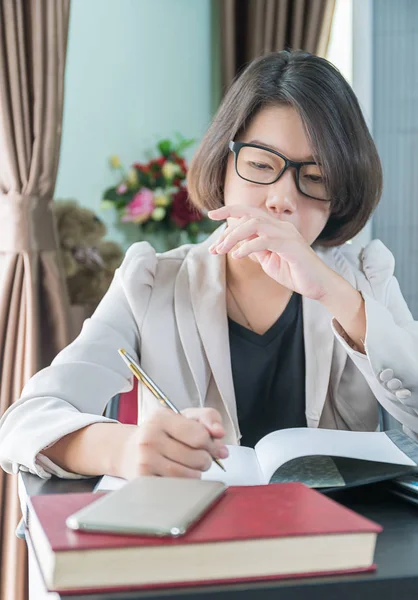 Teenager Mädchen Kurze Haare Smarter Freizeitkleidung Die Laptop Arbeitet Während — Stockfoto