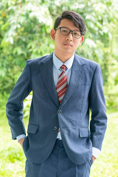 Genç Asya Erkek Portre Uygun Bir Parkta Güneşli Gün Boyunca — Stok fotoğraf