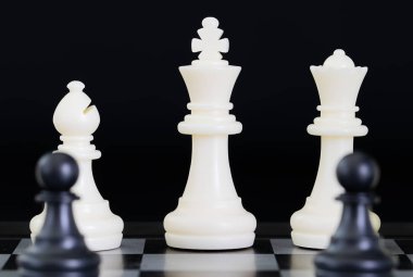 Satranç, satranç taşları kadar Set satranç oynarken tahta üzerinde rakamlar kapatın