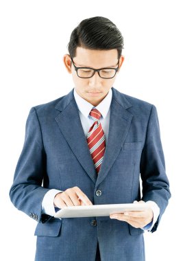 Bir laptop beyaz arka plan üzerinde tutan Genç Asyalı işadamı portre takım elbise ve giyim gözlük