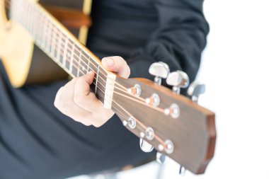 Gitar çalmak kadın müzisyen eller yukarı kapatın