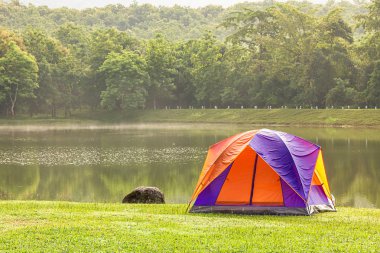 Lake Side orman kamp sitedeki kamp turist dome çadır