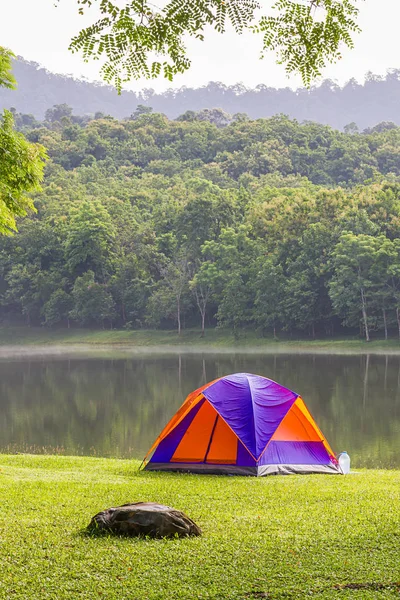 Tenda Cúpula Turística Acampando Local Acampamento Floresta Lado Lago — Fotografia de Stock