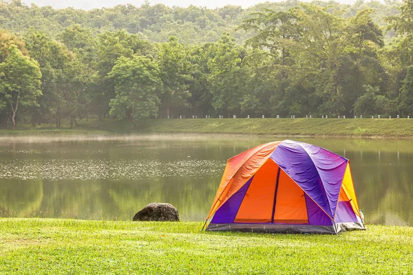 湖边森林露营场地旅游圆顶帐篷露营 — 图库照片