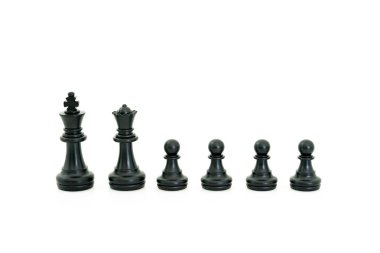 Beyaz arka plan üzerinde Set satranç figürleri satranç tahtası üzerinde siyah satranç taşları yukarı kapatın