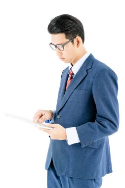 Bir laptop beyaz arka plan üzerinde tutan Genç Asyalı işadamı portre takım elbise ve giyim gözlük