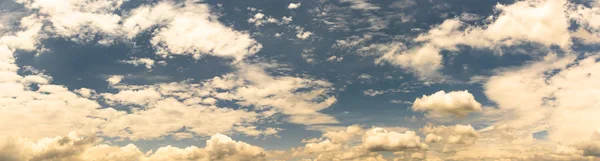 Panorámás Fehér Bolyhos Felhők Kék Égen Fantasztikus Puha Fehér Felhők — Stock Fotó