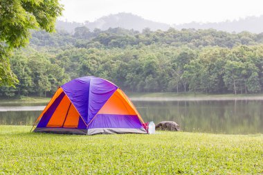 Lake Side orman kamp sitedeki kamp turist dome çadır