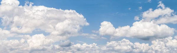 Panoramautsikt Över Vita Fluffiga Moln Den Blå Himlen Fantastiskt Mjuka — Stockfoto