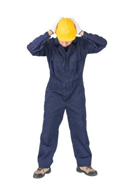 Bir işçi ile mavi tulumlu ve hardhat kırpma yolu ile beyaz arka plan üzerinde bir üniformalı portresi