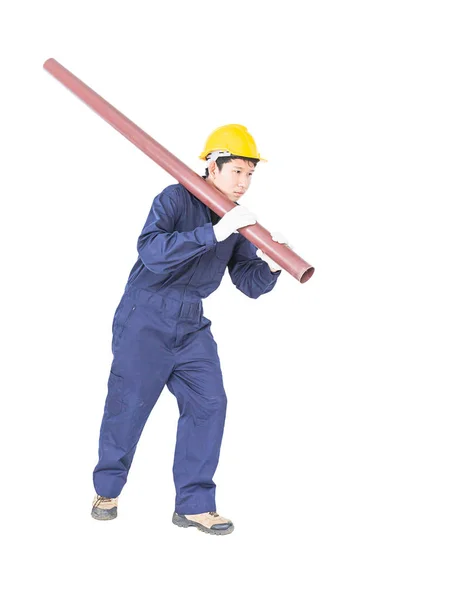クリッピング パスと白い背景に分離された塩ビ管を保持している制服を着た若い配管工 — ストック写真