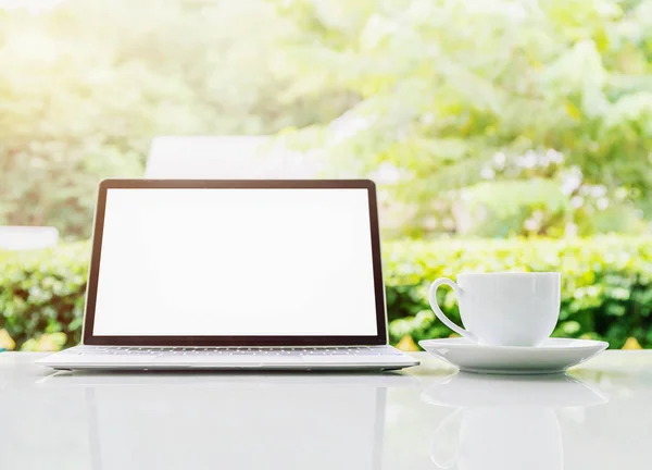 Computer Portatile Tazza Caffè Sul Tavolo All Aperto Mattino Con — Foto Stock