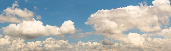 Nuvens Fofas Brancas Panorâmicas Céu Azul Nuvens Brancas Suaves Fantásticas — Fotografia de Stock