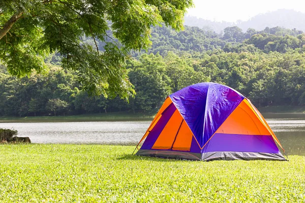 Toeristische Koepel Tent Kamperen Het Bos Kamperen Plaats Meerzicht — Stockfoto