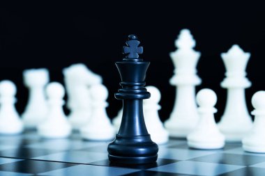 Satranç taşları satranç tahtası üzerinde yukarı küme satranç oynarken tahta üzerinde rakamlar kapatın,
