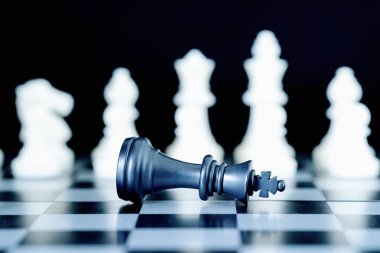 Satranç taşları satranç tahtası üzerinde yukarı küme satranç oynarken tahta üzerinde rakamlar kapatın