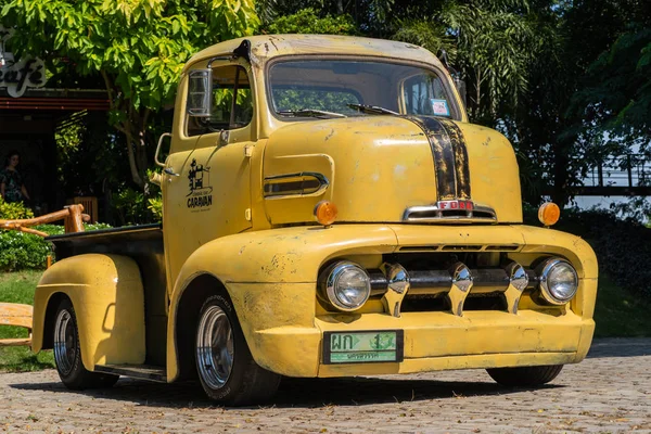 Saraburi Thailand Kasım 2018 1951 Sarı Ford Coe Kamyonet Özel — Stok fotoğraf