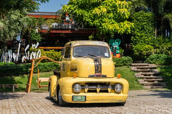 Сарабури Тайланд Ноября 2018 Пикап 1951 Года Желтого Цвета Ford — стоковое фото
