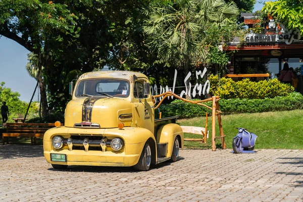 Saraburi Thailand November 2018 1951 Gul Färgade Ford Coe Pickup — Stockfoto