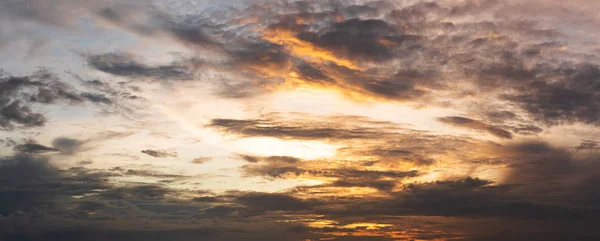 Drammatico Tramonto Nuvole Sul Cielo Una Sera Estate — Foto Stock