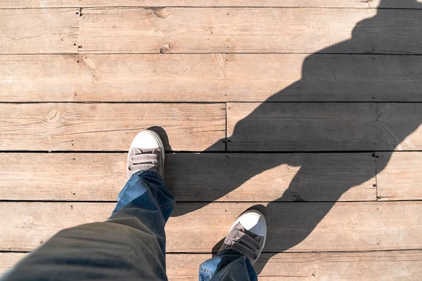 Schuhe Auf Holzdielen Von Oben Sneaker Auf Holzboden Hintergrund Mit — Stockfoto