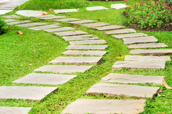 Taş yol Park yeşil çimenlerin üzerinde