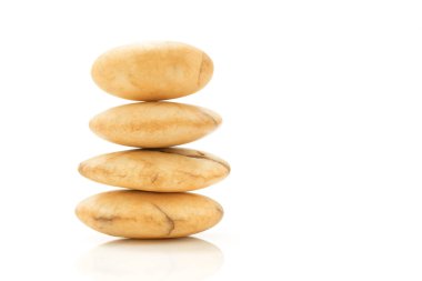 Beyaz arkaplandaki spa için Zen benzeri taş