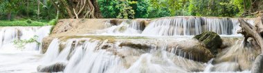 Panorama Şelalesi, Tayland 'ın Saraburi bölgesindeki Şelale Chet Sao Noi' de tropikal ormandaki bir ormanda.