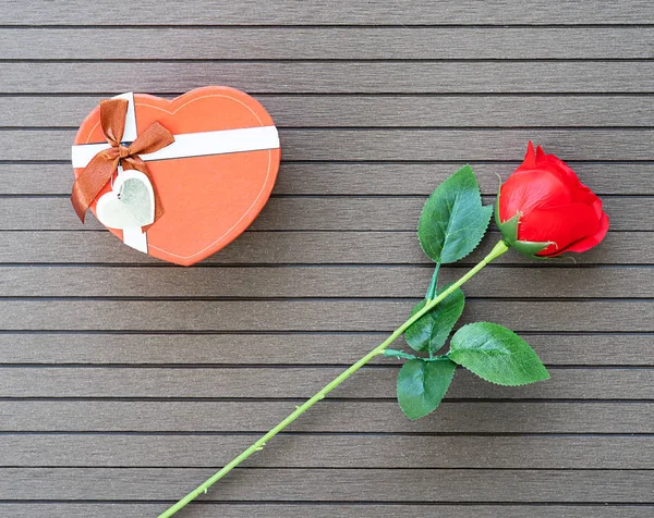 Top Vista Dia Dos Namorados Conceito Com Rosas Vermelhas Caixa — Fotografia de Stock
