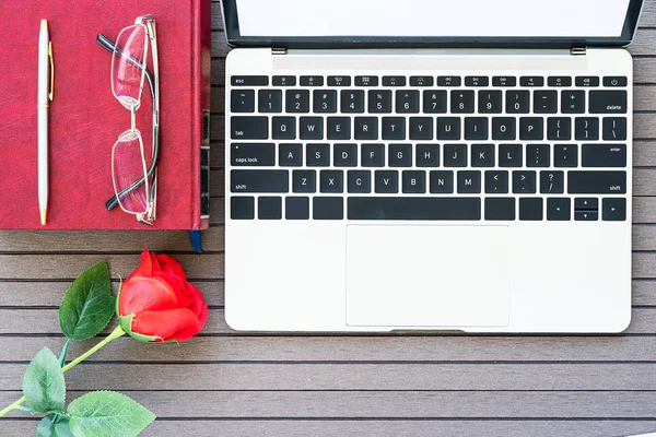 Sevgililer günü fotokopi masası, dizüstü bilgisayarı, defteri, kahve fincanı, kırmızı gül...