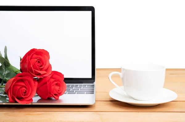 Rosa Vermelha Xícara Café Com Laptop Mockup Fundo Branco Conceito — Fotografia de Stock