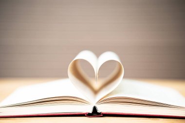 Kitap sayfaları kalp şeklinde kıvrılmış, aşk kavramı kitap sayfalarından kalp şeklinde.