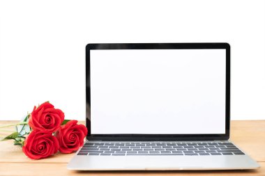 Beyaz arkaplanda kırmızı gül ve dizüstü bilgisayar modeli, Sevgililer Günü konsepti