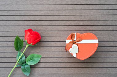 Kırmızı güller ve kırmızı kalp şeklindeki kutuyla Sevgililer Günü konsepti