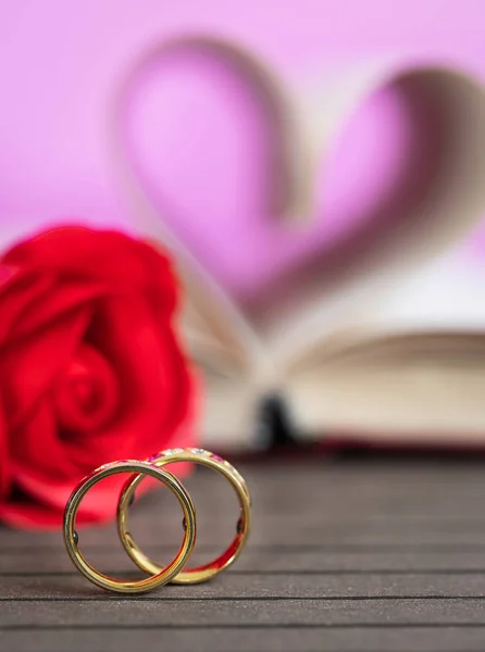 Anillo Boda Páginas Libro Curvado Forma Corazón Rosa Roja Concepto —  Fotos de Stock