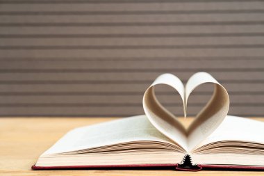Kitap sayfaları kalp şeklinde kıvrılmış, aşk kavramı kitap sayfalarından kalp şeklinde.