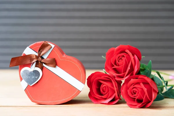 Kırmızı Gülleri Ahşap Arka Plandaki Kalp Şeklindeki Kutuyu Güllü Sevgililer — Stok fotoğraf
