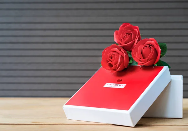 Close Rosas Vermelhas Caixa Forma Coração Fundo Madeira Conceito Dia — Fotografia de Stock