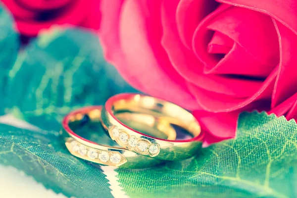 Närbild Guld Ring Och Röda Rosor Bröllop Koncept Med Rosor — Stockfoto