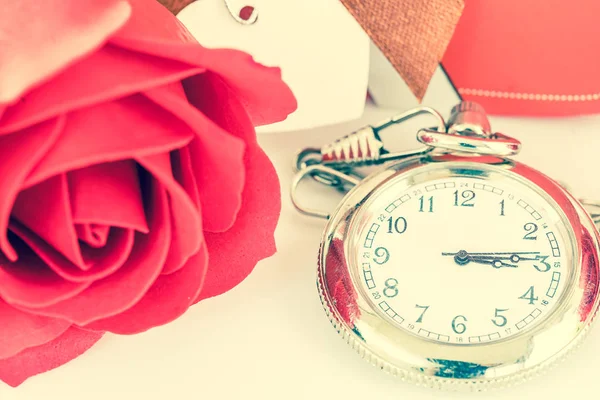 Close Relógio Bolso Rosas Vermelhas Flor Com Espaço Cópia Conceito — Fotografia de Stock