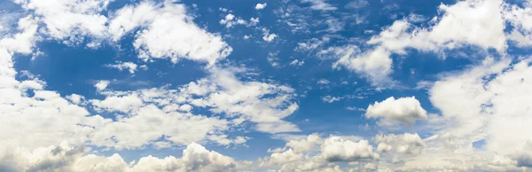 Panoramische Weiße Flauschige Wolken Blauen Himmel Fantastisch Weiche Weiße Wolken — Stockfoto