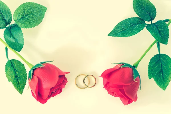 Beyaz Arka Planda Kırmızı Plastik Güller Güllü Altın Yüzüklü Düğün — Stok fotoğraf