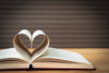 Kitap sayfaları kalp şeklinde kıvrılmış, aşk kavramı kitap sayfalarından kalp şeklinde.