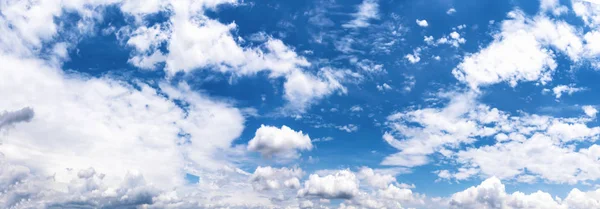 Nubes Esponjosas Blancas Panorámicas Cielo Azul Nubes Blancas Suaves Fantásticas — Foto de Stock