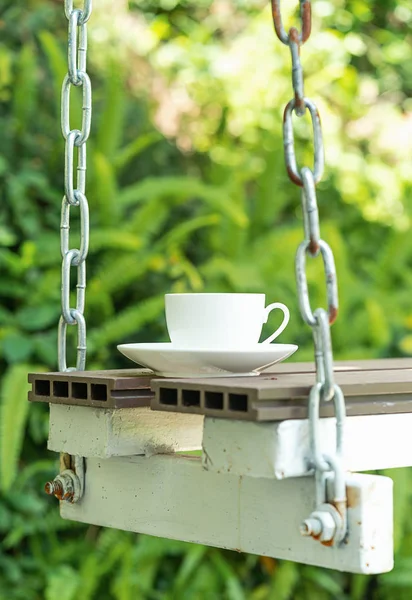 Taza Café Asiento Suspendido Por Cadenas Tiempo Relajación Jardín Verde — Foto de Stock