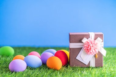Paskalya yumurtaları çim ve hediye kutusu