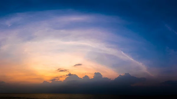 Panoramic sunset with fluffy cloud in the twilight — Stock Photo, Image