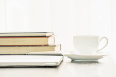 Kahve fincanı ve masadaki kitap